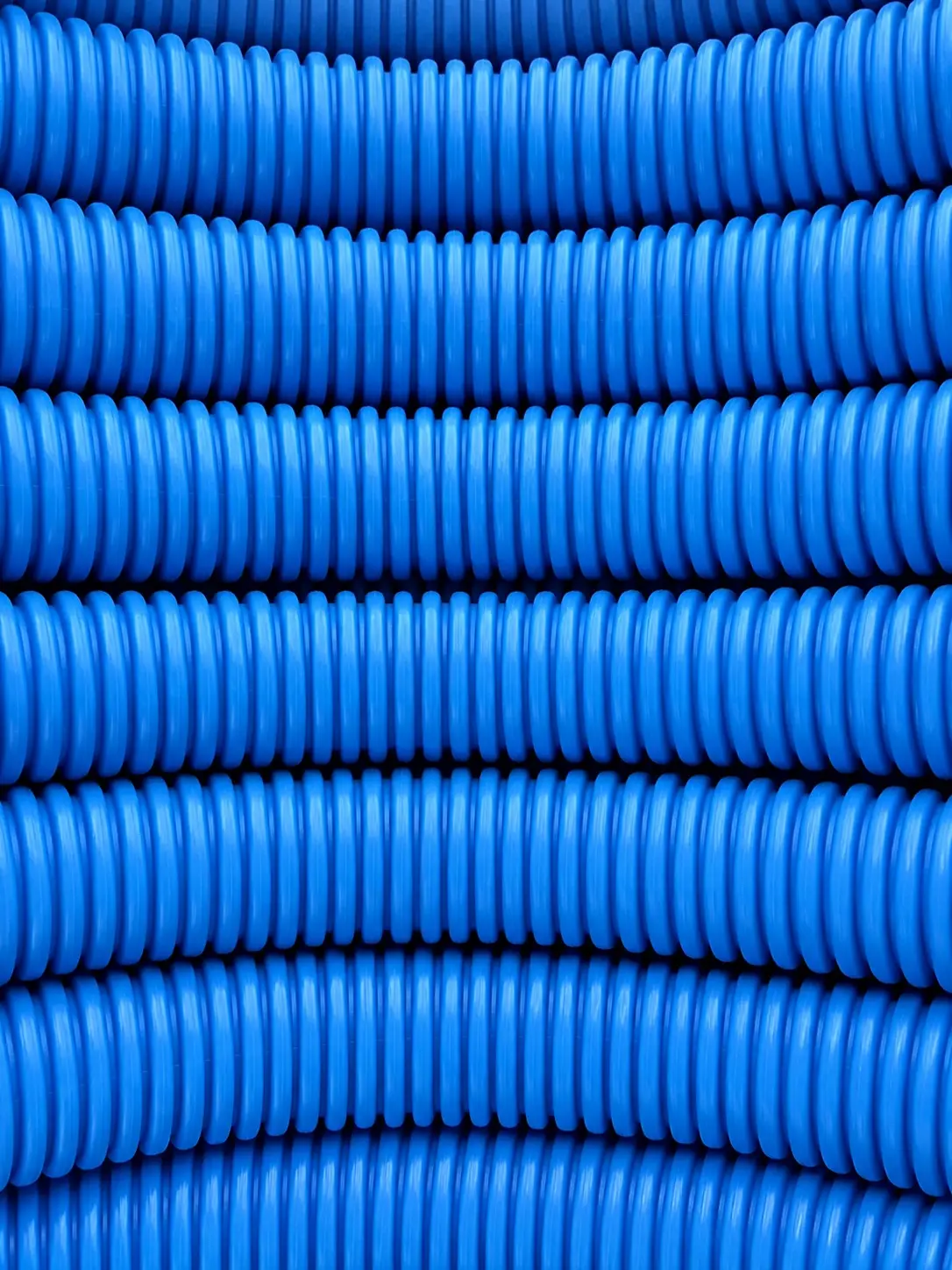 Detalhe da parede corrugada do eletroduto azul Fortplas